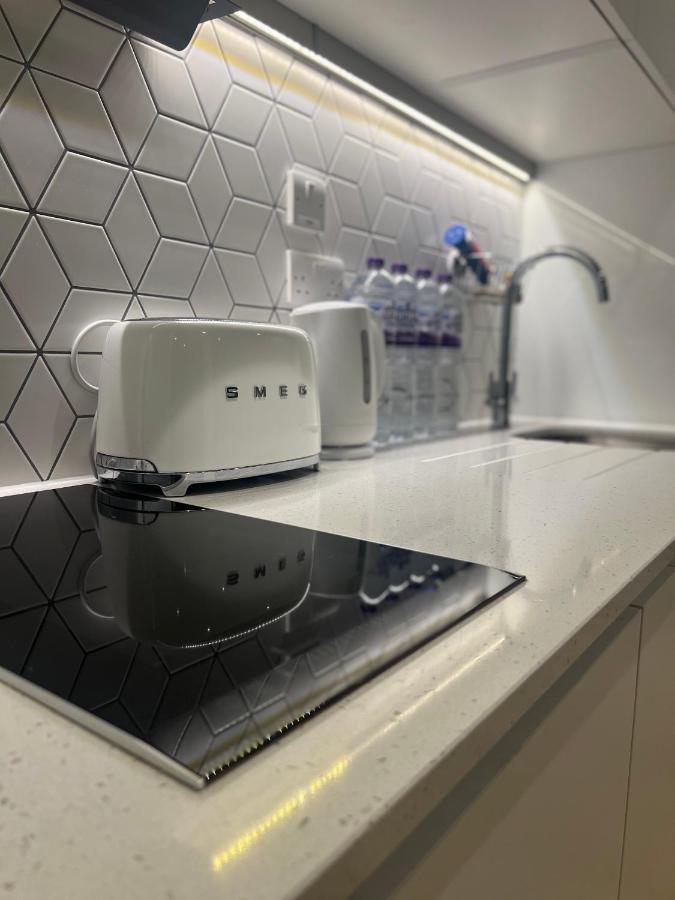 London Luxxe Suites & Apartments - London Heathrow Airport, Terminal 1 2 3 4 5 Хитроу Экстерьер фото