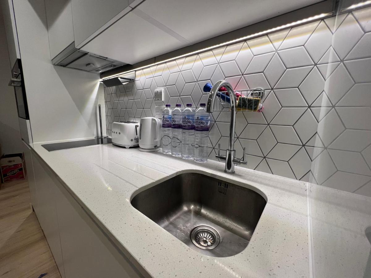 London Luxxe Suites & Apartments - London Heathrow Airport, Terminal 1 2 3 4 5 Хитроу Экстерьер фото