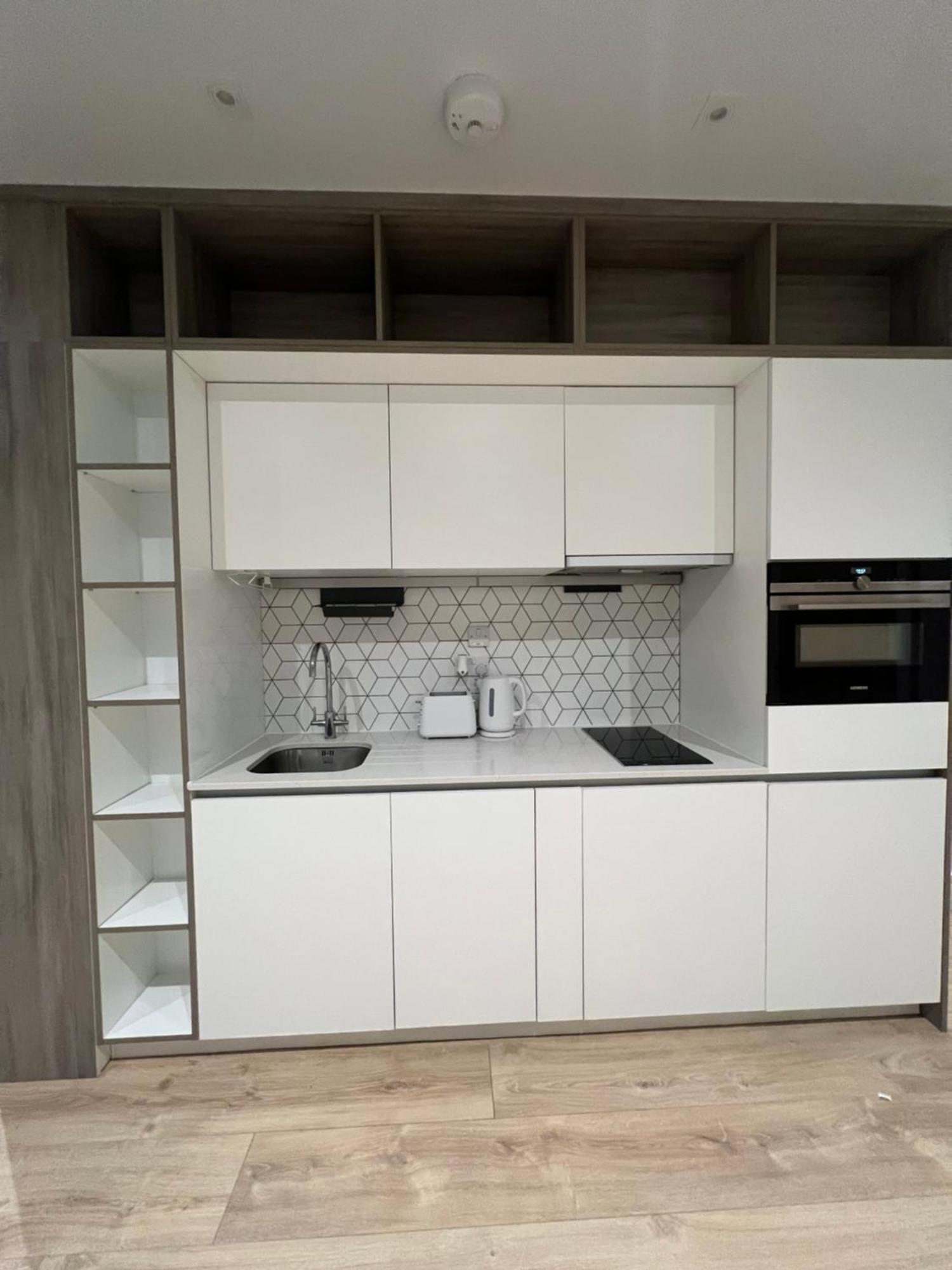 London Luxxe Suites & Apartments - London Heathrow Airport, Terminal 1 2 3 4 5 Хитроу Экстерьер фото