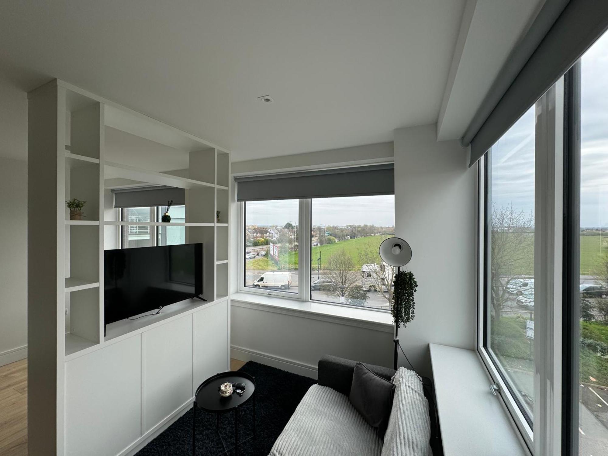 London Luxxe Suites & Apartments - London Heathrow Airport, Terminal 1 2 3 4 5 Хитроу Экстерьер фото