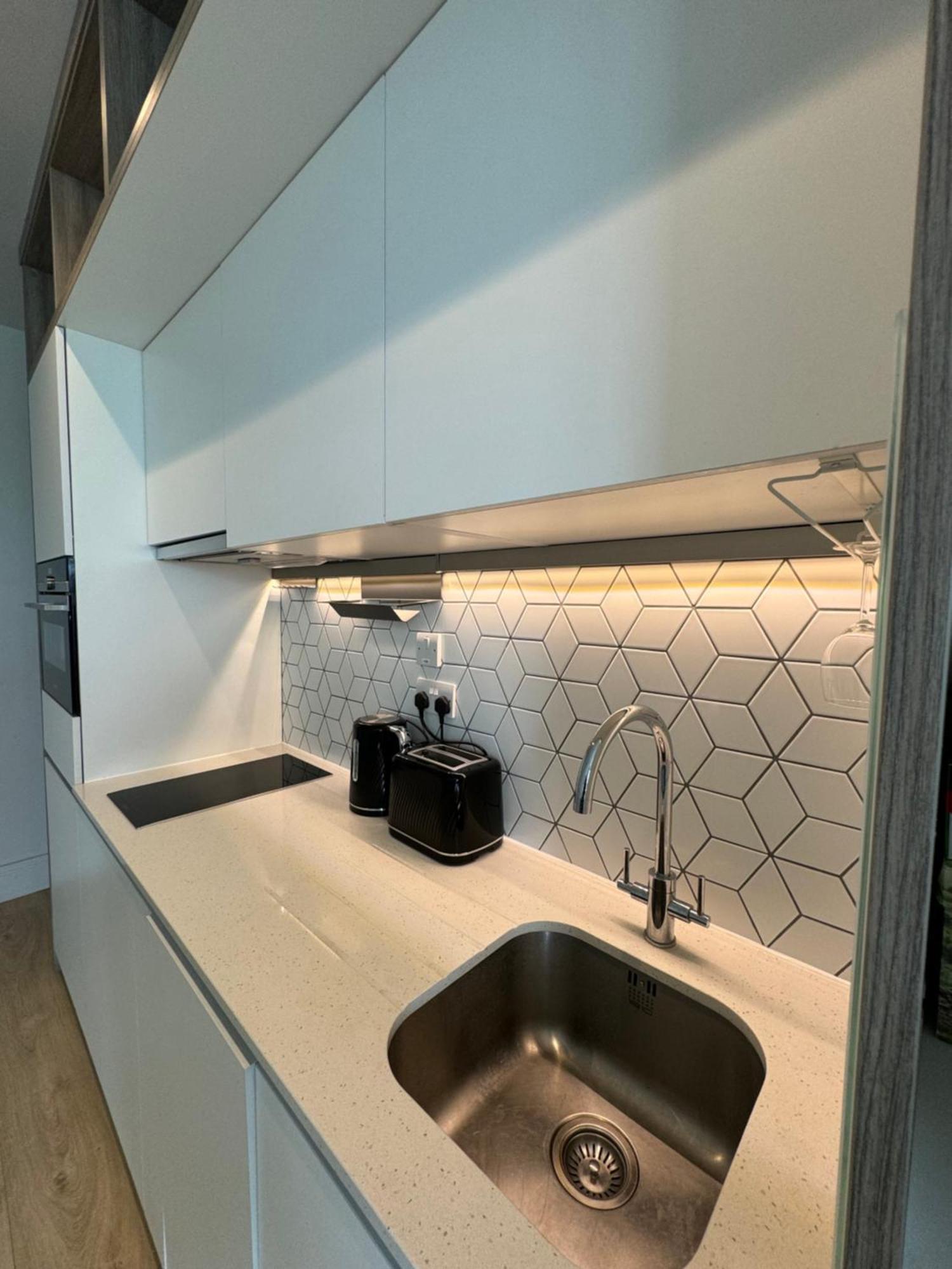London Luxxe Suites & Apartments - London Heathrow Airport, Terminal 1 2 3 4 5 Хитроу Экстерьер фото